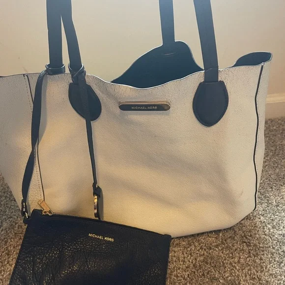 Michael Kors two totes in one reversible open tote with matching wristlet - Picture 8 of 13